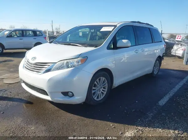 5TDYK3DC9GS755187 2016 TOYOTA SIENNA - Image 2