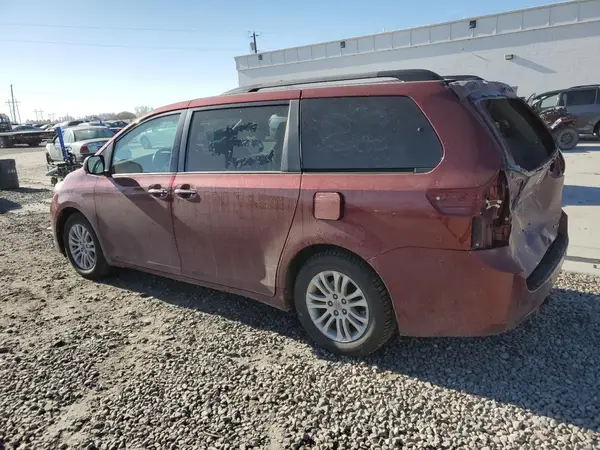 5TDYK3DC9GS755500 2016 TOYOTA SIENNA - Image 2