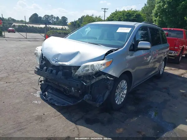 5TDYK3DC9GS756128 2016 TOYOTA SIENNA - Image 2