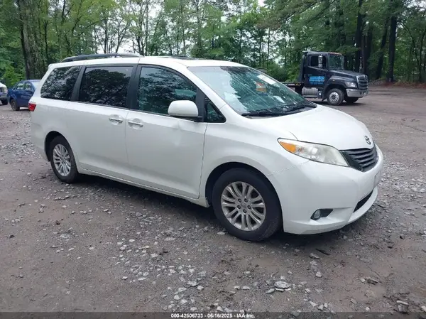 5TDYK3DC9GS756582 2016 TOYOTA SIENNA - Image 1