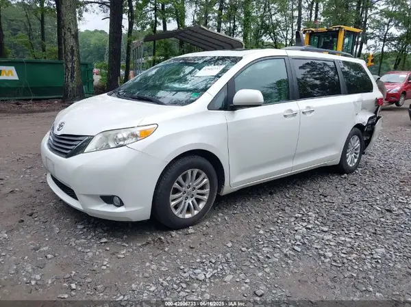 5TDYK3DC9GS756582 2016 TOYOTA SIENNA - Image 2