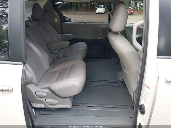 5TDYK3DC9GS756582 2016 TOYOTA SIENNA - Image 8