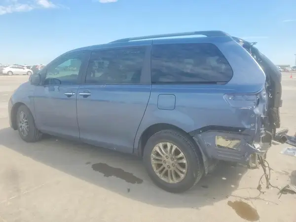5TDYK3DC9GS760163 2016 TOYOTA SIENNA - Image 2