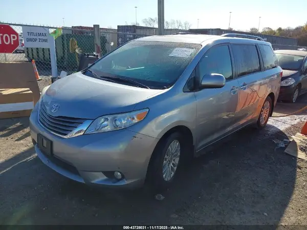 5TDYK3DC9GS764536 2016 TOYOTA SIENNA - Image 2