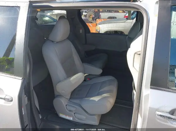 5TDYK3DC9GS764536 2016 TOYOTA SIENNA - Image 8