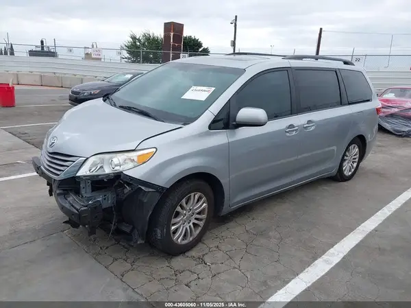 5TDYK3DCXGS718276 2016 TOYOTA SIENNA - Image 2
