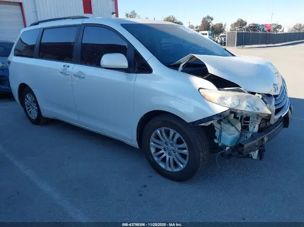 5TDYK3DCXGS729049 2016 TOYOTA SIENNA - Image 1