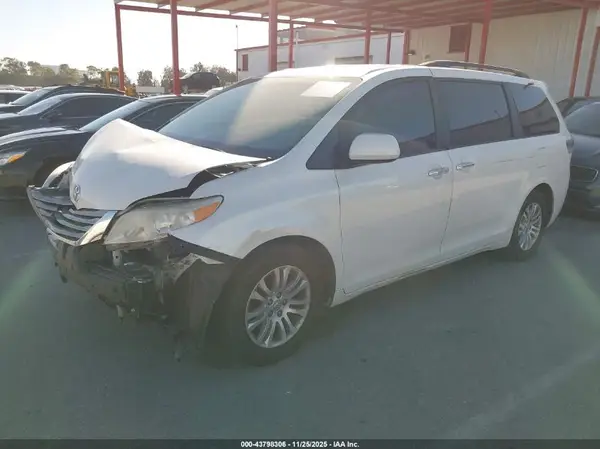 5TDYK3DCXGS729049 2016 TOYOTA SIENNA - Image 2