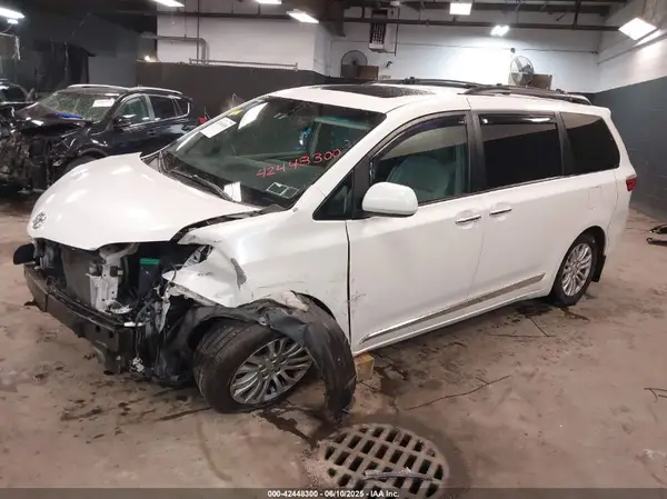 5TDYK3DCXGS743128 2016 TOYOTA SIENNA - Image 2