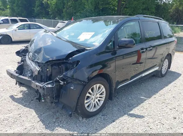 5TDYK3DCXGS748104 2016 TOYOTA SIENNA - Image 2