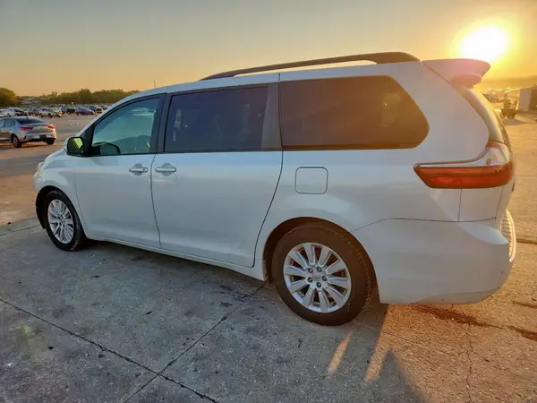 5TDYK3DCXGS752895 2016 TOYOTA SIENNA - Image 2
