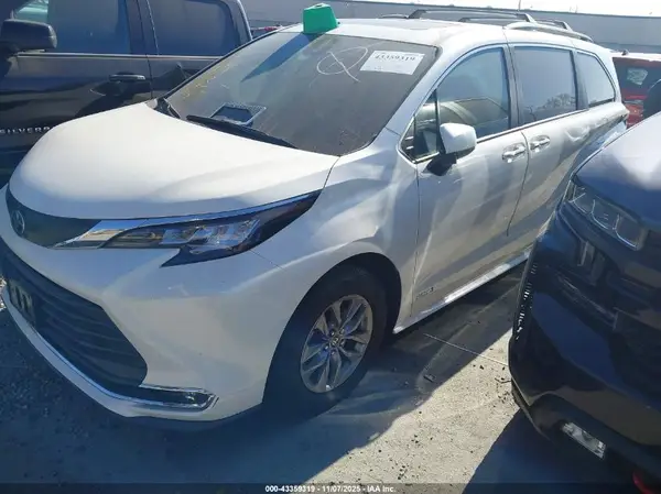 5TDYRKEC0MS027340 2021 TOYOTA SIENNA - Image 2