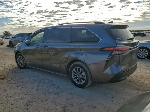5TDYRKEC0MS072844 2021 TOYOTA SIENNA - Image 2