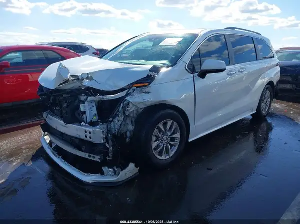 5TDYRKEC0NS087877 2022 TOYOTA SIENNA - Image 2
