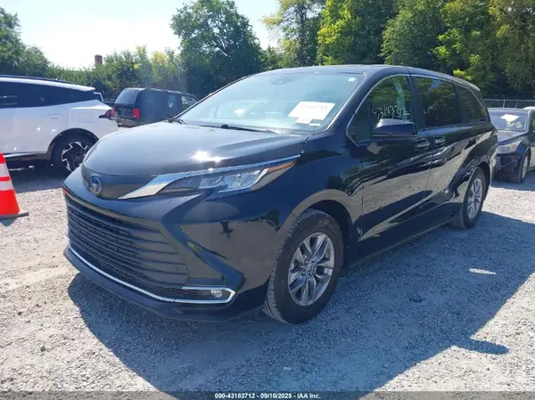 5TDYRKEC0NS131828 2022 TOYOTA SIENNA - Image 2