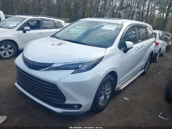 5TDYRKEC0SS272720 2025 TOYOTA SIENNA - Image 2