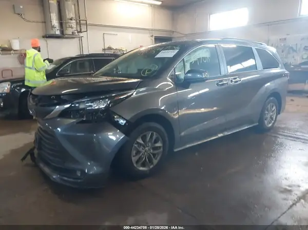 5TDYRKEC0SS289999 2025 TOYOTA SIENNA - Image 2