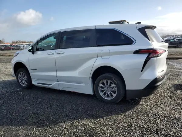 5TDYRKEC1NS100250 2022 TOYOTA SIENNA - Image 2