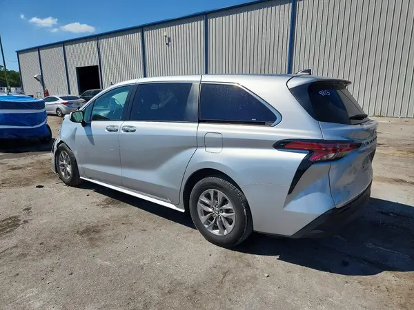 5TDYRKEC1NS114813 2022 TOYOTA SIENNA - Image 2