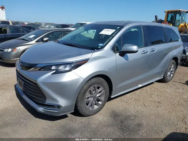 5TDYRKEC1NS125049 2022 TOYOTA SIENNA - Image 2