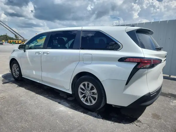 5TDYRKEC1NS132602 2022 TOYOTA SIENNA - Image 2