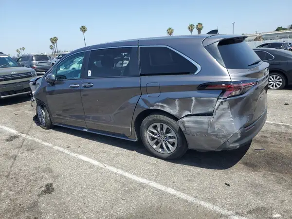 5TDYRKEC1PS136815 2023 TOYOTA SIENNA - Image 2