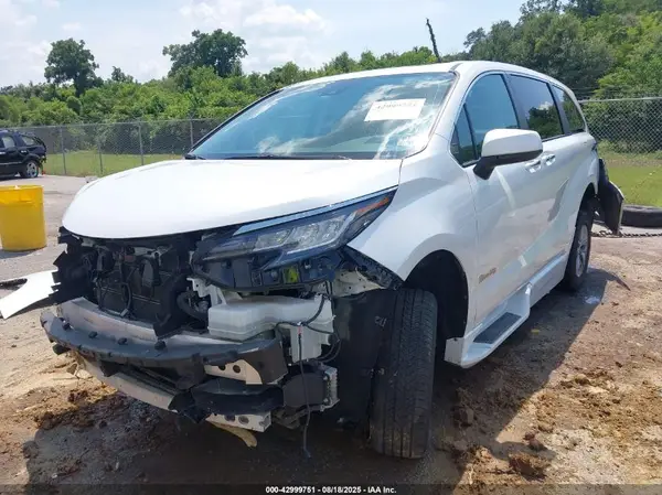 5TDYRKEC1PS151444 2023 TOYOTA SIENNA - Image 2