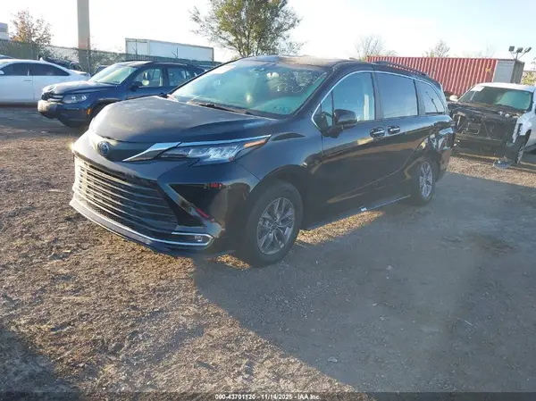 5TDYRKEC1PS157065 2023 TOYOTA SIENNA - Image 2