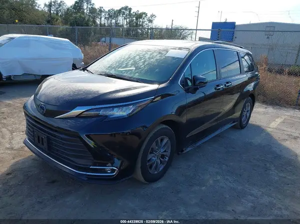5TDYRKEC1PS168633 2023 TOYOTA SIENNA - Image 2