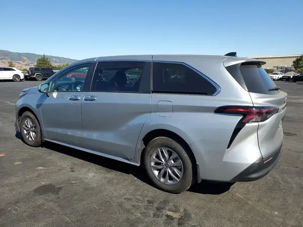 5TDYRKEC1PS174559 2023 TOYOTA SIENNA - Image 2