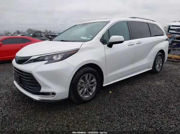 5TDYRKEC1RS181434 2024 TOYOTA SIENNA - Image 2