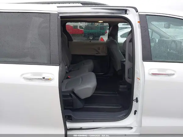 5TDYRKEC1RS181434 2024 TOYOTA SIENNA - Image 8