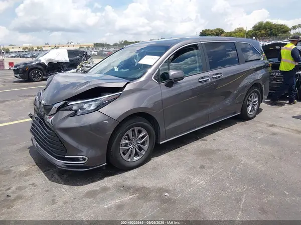 5TDYRKEC1RS187380 2024 TOYOTA SIENNA - Image 2