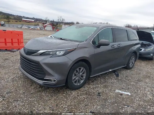 5TDYRKEC1RS212519 2024 TOYOTA SIENNA - Image 2