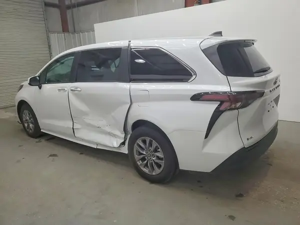 5TDYRKEC1SS262276 2025 TOYOTA SIENNA - Image 2