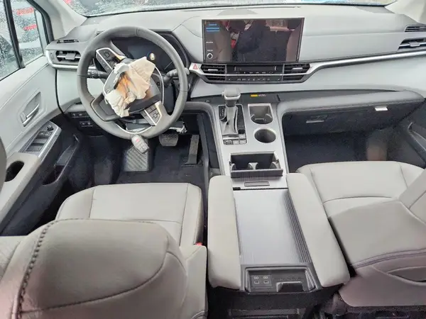 5TDYRKEC1SS282561 2025 TOYOTA SIENNA - Image 8