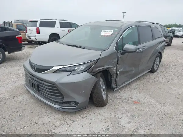 5TDYRKEC1TS299782 2026 TOYOTA SIENNA - Image 2