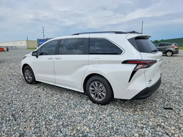 5TDYRKEC1TS325720 2026 TOYOTA SIENNA - Image 2