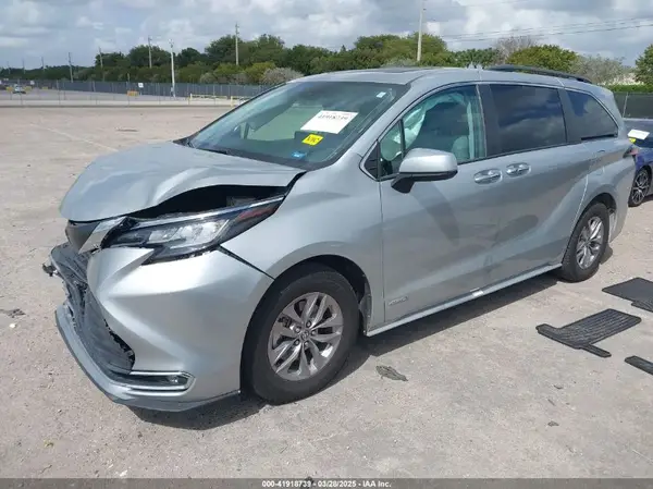 5TDYRKEC2MS072800 2021 TOYOTA SIENNA - Image 2