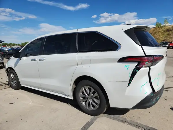 5TDYRKEC2NS106185 2022 TOYOTA SIENNA - Image 2