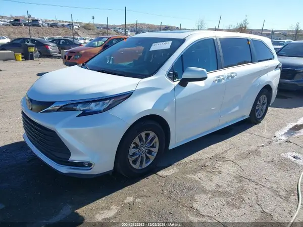 5TDYRKEC2PS139206 2023 TOYOTA SIENNA - Image 2