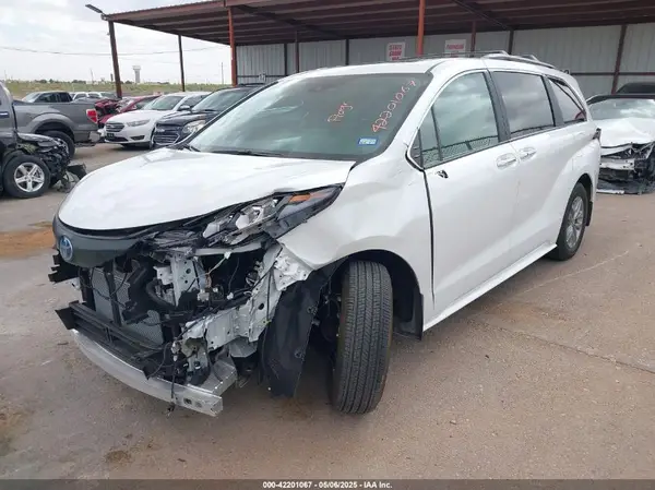 5TDYRKEC2SS247902 2025 TOYOTA SIENNA - Image 2