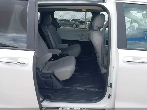 5TDYRKEC2SS247902 2025 TOYOTA SIENNA - Image 8