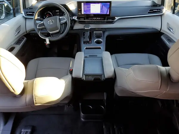 5TDYRKEC2SS259676 2025 TOYOTA SIENNA - Image 8