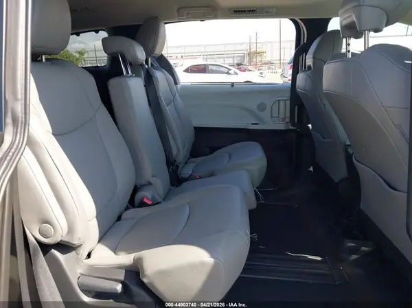 5TDYRKEC2TS291738 2026 TOYOTA SIENNA - Image 8