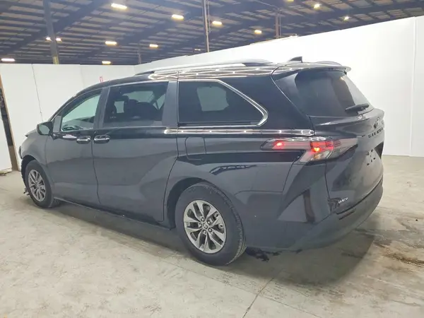 5TDYRKEC2TS292579 2026 TOYOTA SIENNA - Image 2
