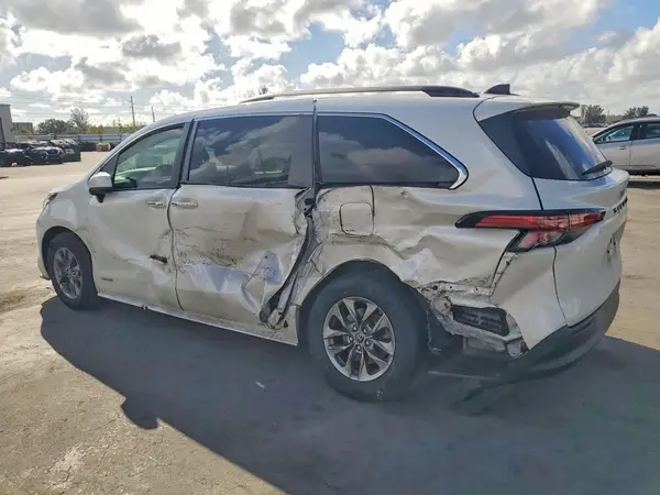 5TDYRKEC3MS050949 2021 TOYOTA SIENNA - Image 2