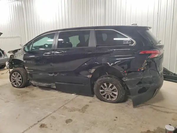 5TDYRKEC3NS104669 2022 TOYOTA SIENNA - Image 2