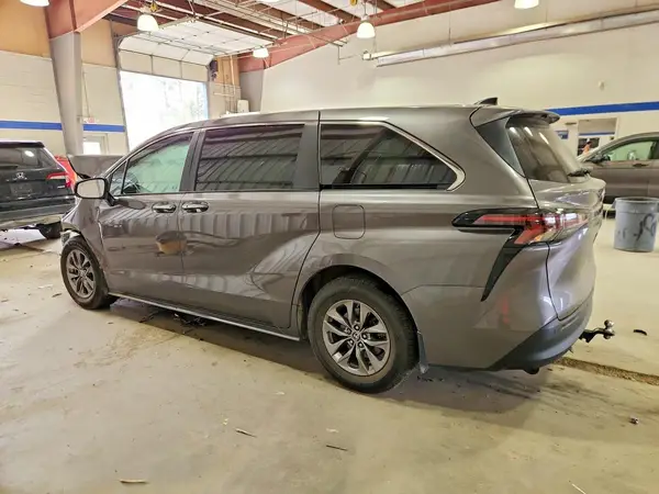 5TDYRKEC3PS153051 2023 TOYOTA SIENNA - Image 2