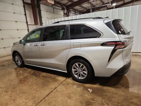 5TDYRKEC3PS153812 2023 TOYOTA SIENNA - Image 2